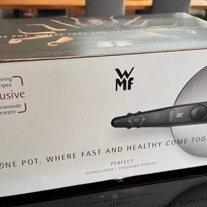 Der Karton des WMF-Dampfkochtopf steht auf einem Herd.