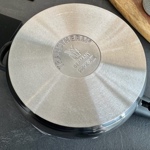 Die Unterseite des WMF-Dampfkochtopfs.