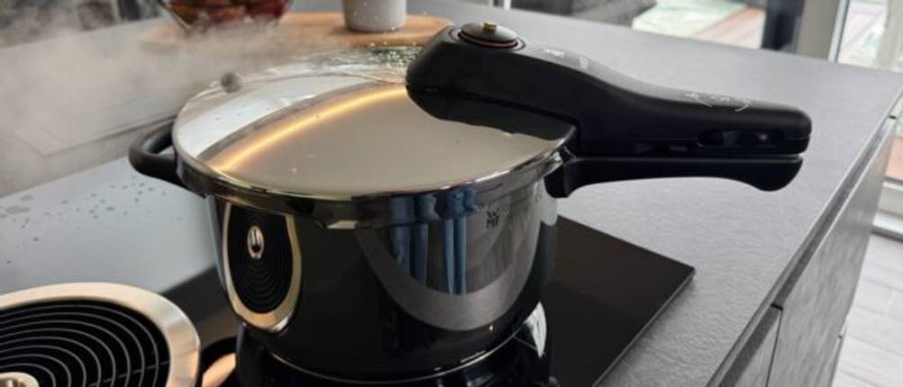 Der WMF-Dampfkochtopf steht während des Kochens auf einer Herdplatte.