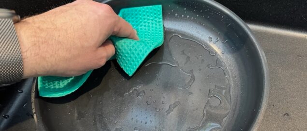 Reinigung der WMF-Devil-Bratpfanne mit einem Lappen