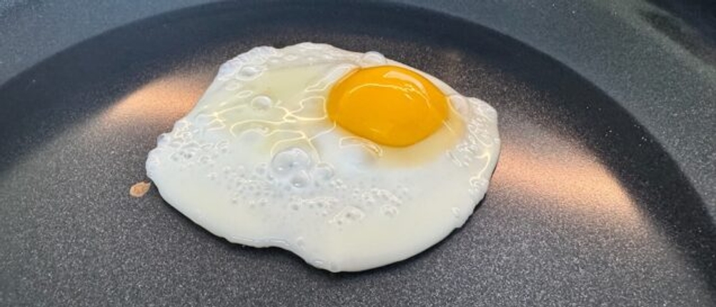 Spiegelei in Naheaufnahme in der WMF-Devil-Bratpfanne