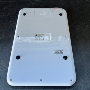 Rückseite mit vier Standfüßen der WMF digitale Küchenwaage schwarz.