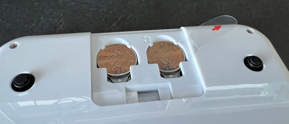 Batteriefach mit Knopfzellen der WMF digitale Küchenwaage schwarz. 