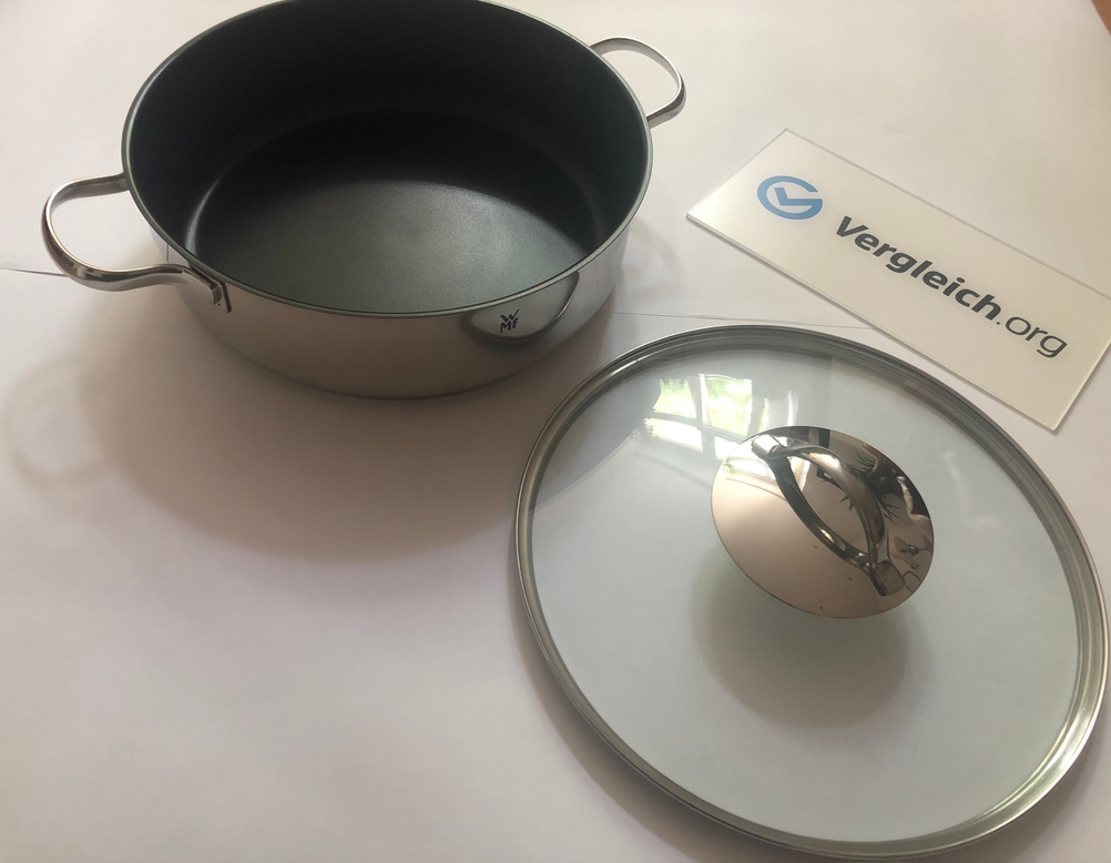 Schmorpfannen im Test: geöffnete Schmorpfanne mit Deckel, der daneben liegt