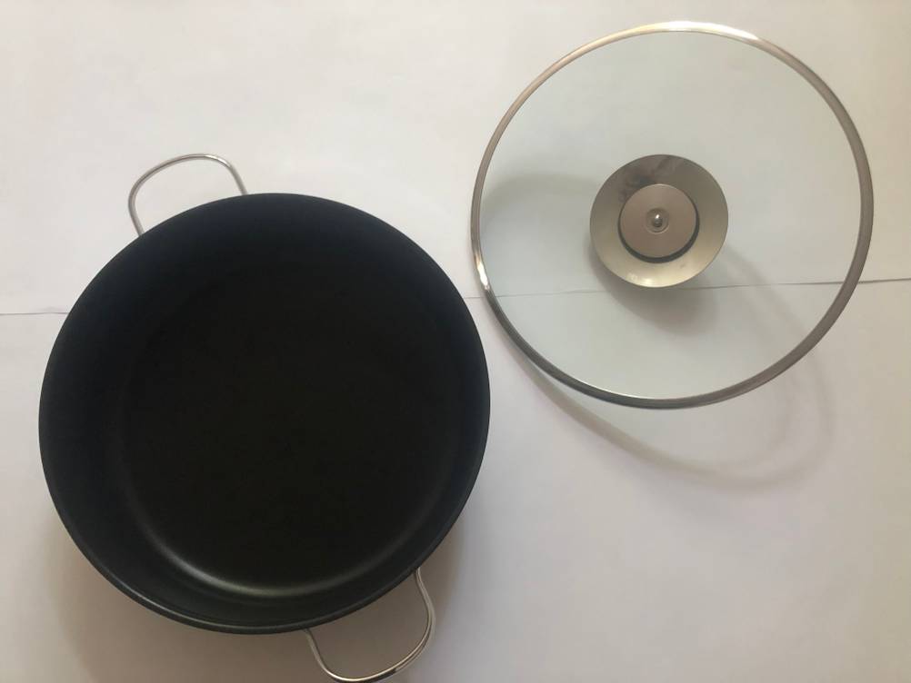 Schmorpfannen im Test: geöffnete Schmorpfanne mit Deckel von oben aufgenommen
