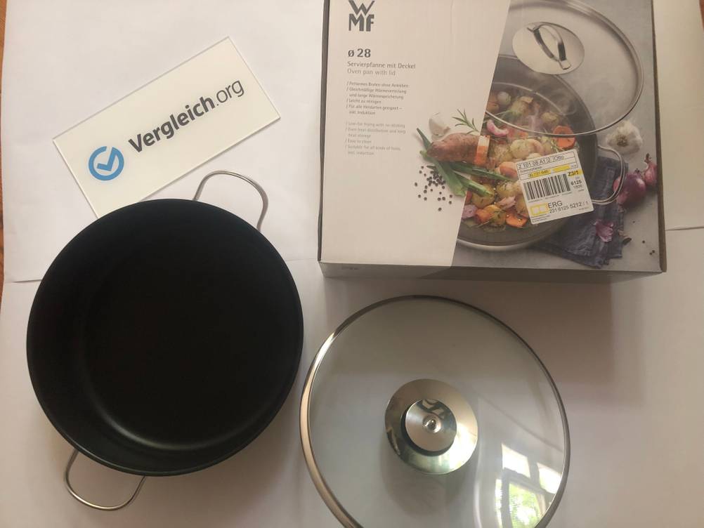 Schmorpfannen im Test: geöffnete Schmorpfanne von oben fotografiert samt Verpackung