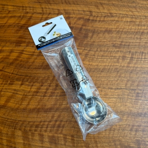 Der Wmf-Eisportionierer liegt in seiner Verpackung auf einem Tisch