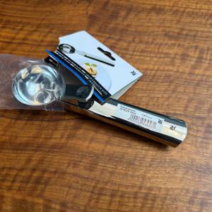 Der Wmf-Eisportionierer liegt halb ausgepackt auf einem Tisch