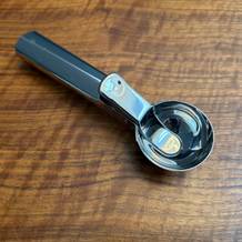 Der Wmf-Eisportionierer liegt auf einem Holztisch