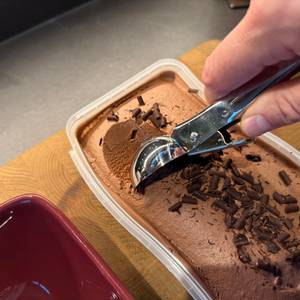 Der Wmf-Eisportionierer wird durch Eis gezogen