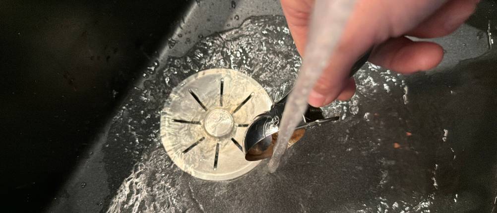 Der Wmf-Eisportionierer wird unter fließendem Wasser gereinigt