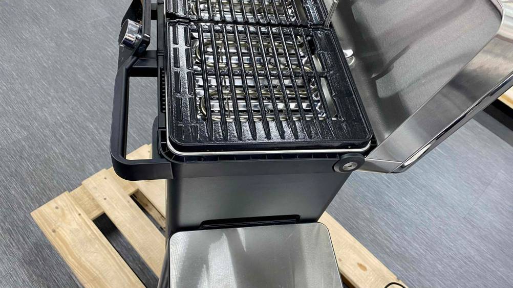 Ein getesteter WMF-Elektrogrill von der rechten Seite auf einer Holzpalette.