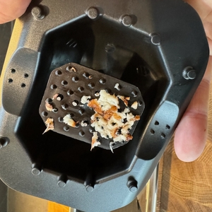 Unterseite Handteil mit Pilzresten beim WMF-Gemüsehobel Top Tools