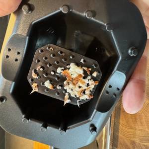 Unterseite Handteil mit Pilzresten beim WMF-Gemüsehobel Top Tools