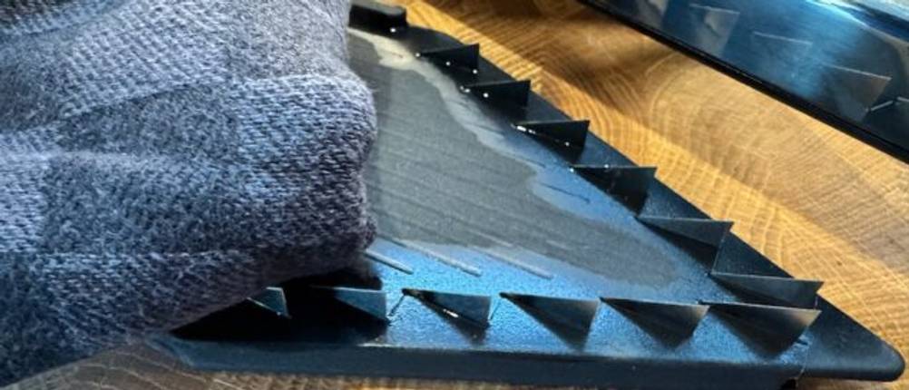 Klingen beim WMF-Gemüsehobel Top Tools vorsichtig abtrocknen