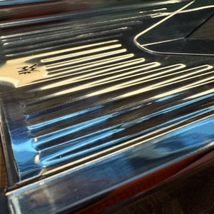 Nahaufnahme des Edelstahl-Materials beim WMF-Gemüsehobel Top Tools