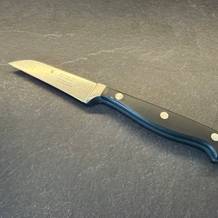 Das Wmf-Gemüsemesser liegt auf einer Küchenarbeitsplatte