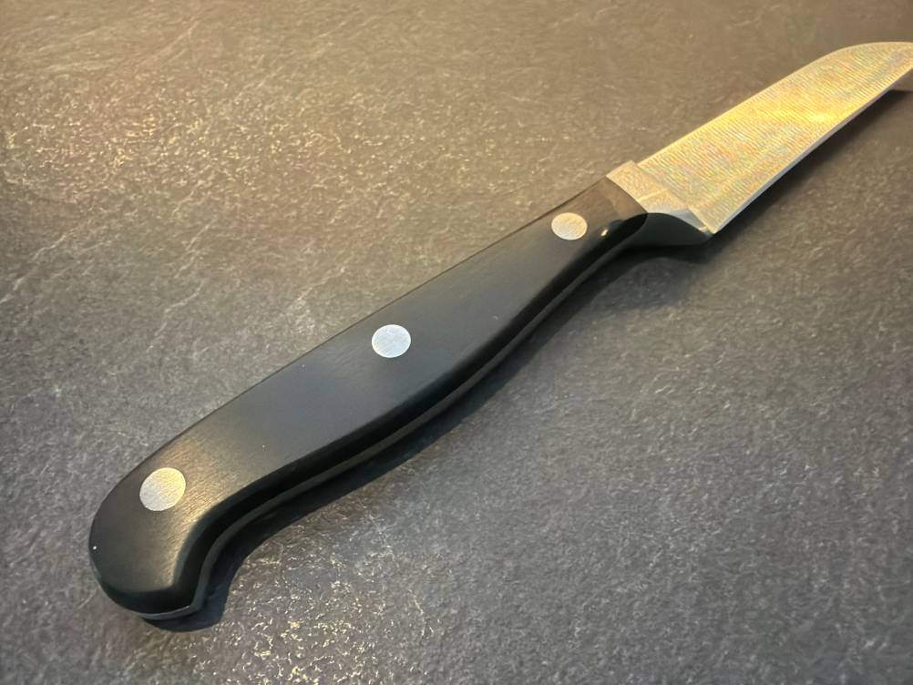 Der Griff vom Wmf-Gemüsemesser in Nahaufnahme