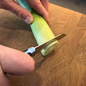 Mit dem Wmf-Gemüsemesser wird ein Porree geschnitten