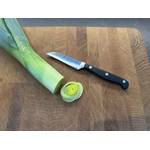 Das Wmf-Gemüsemesser liegt neben ein wenig geschnittenem Porree