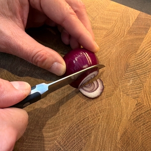 Mit dem Wmf-Gemüsemesser wird eine Zwiebel geschnitten