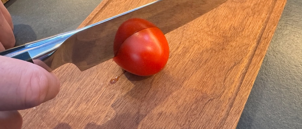Tomate wird nach dem Schleifen mit dem WMF-Gourmet-Messerschärfer 1874376030 geschnitten