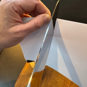 Papier wird nach dem Schleifen mit dem WMF-Gourmet-Messerschärfer 1874376030 geschnitten