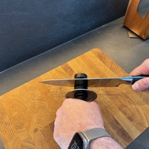 Messer wird durch den WMF-Gourmet-Messerschärfer 1874376030 gezogen