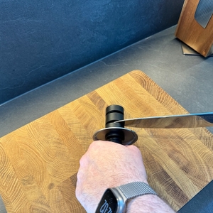 Messer wird aus dem WMF-Gourmet-Messerschärfer 1874376030 gezogen