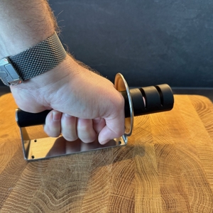 Eine Hand hält den WMF-Gourmet-Messerschärfer 1874376030 fest