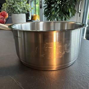 Klebereste auf einem Topf des WMF-Gourmet-Plus-Topfsets.