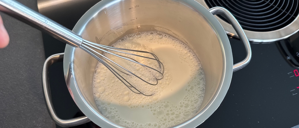 Milch im Topf von WMF Gourmet Plus.