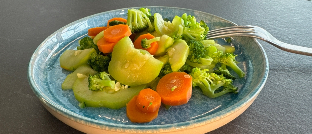 Gemüse auf dem Teller nach dem Kochen im WMF-Gourmet-Plus-Topf.