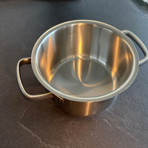 WMF-Gourmet-Plus-Topf mit Skala auf der Innenseite.