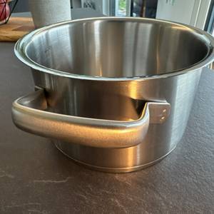 Griff eines Topfes von WMF Gourmet Plus.