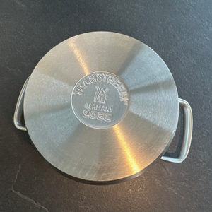 Unterseite eines Topfes von WMF Gourmet Plus.