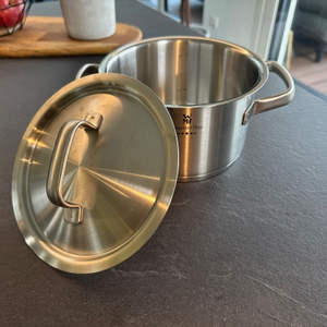 WMF-Gourmet-Plus-Topf mit Deckel.