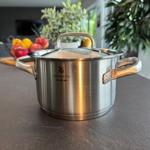 WMF-Gourmet-Plus-Topf mit geschlossenem Deckel.