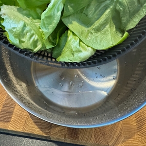 Abgetropfter Salat mit der WMF-Gourmet-Salatschleuder