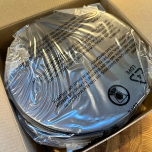 Aufgemachter Karton der WMF Gourmet Salatschleuder