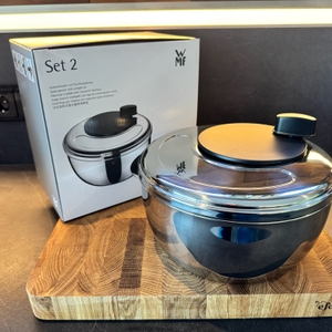 WMF Gourmet Salatschleuder und Karton im Hintergrund