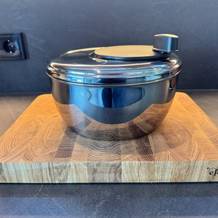 WMF-Gourmet-Salatschleuder auf einem Holzbrett