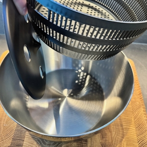 Gummideckel, Sieb und Schale der WMF-Gourmet-Salatschleuder