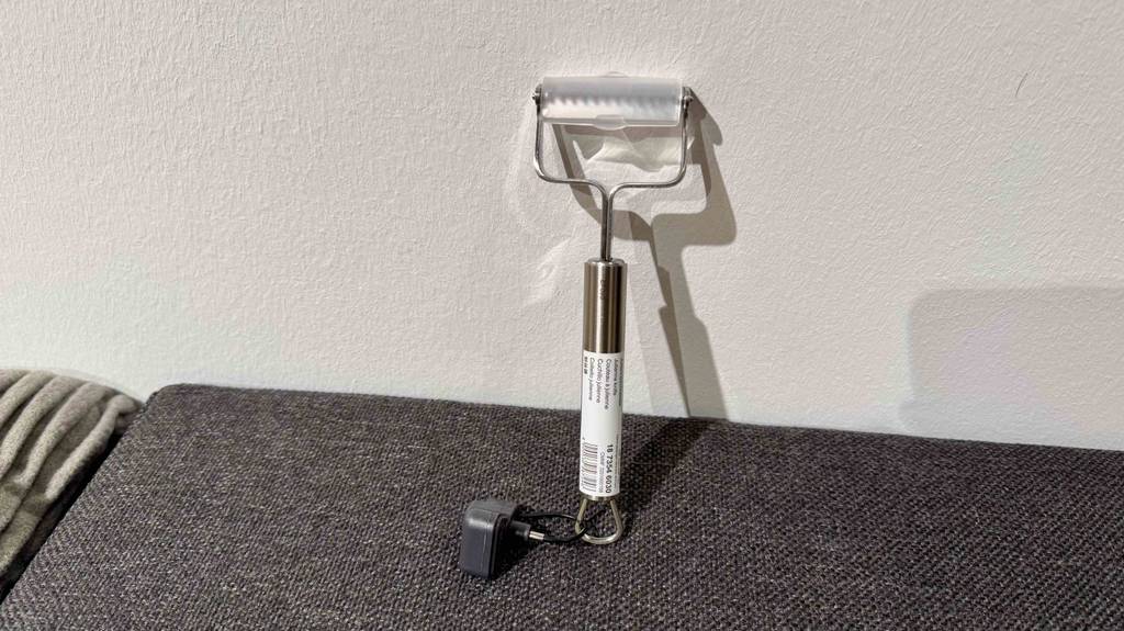 Getestet: Ein Julienne-Schneider aus Edelstahl lehnt an einer weißen Wand.