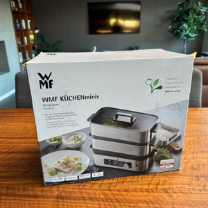 Verpackung des WMF KÜCHENminis Dampfgarer auf einem Tisch