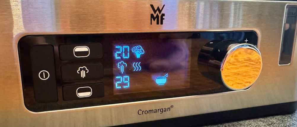 Eingeschaltetes Display des WMF KÜCHENminis Dampfgarer