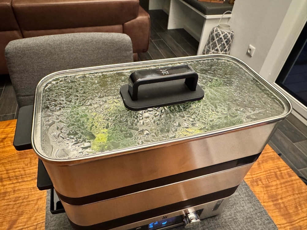 Brokkoli wird im WMF KÜCHENminis Dampfgarer gegart, der Deckel ist beschlagen