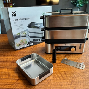 WMF KÜCHENminis Dampfgarer, Karton und Zubehör auf einem Tisch