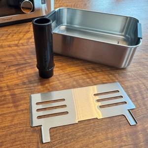 Behälter des WMF KÜCHENminis Dampfgarer mit Zubehör auf einem Tisch