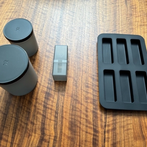 3 Behälter und ein Silikoneinsatz des WMF Küchenminis Snack to go liegen auf einem Tisch